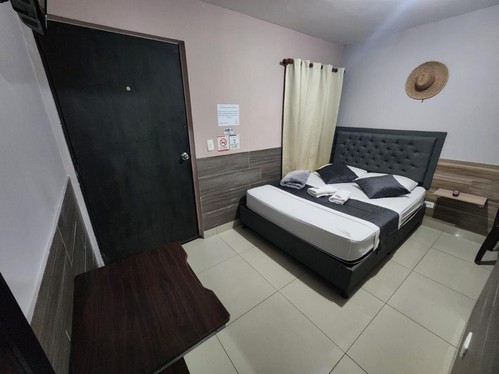 Hotel Medellin Calasanz Екстер'єр фото